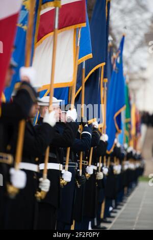 Der italienische Präsident legt einen Kranz am Grab des unbekannten Soldaten auf dem Nationalfriedhof von Arlington (24786119401). Stockfoto