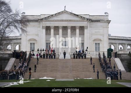 Der Präsident Kolumbiens legt einen Kranz am Grab des unbekannten Soldaten auf dem Nationalfriedhof von Arlington (24522471040). Stockfoto