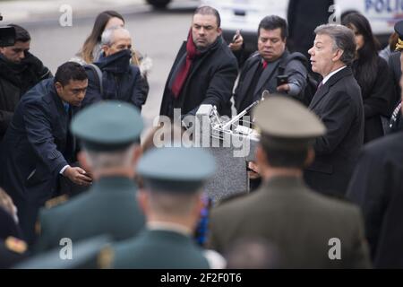 Der Präsident Kolumbiens legt einen Kranz am Grab des unbekannten Soldaten auf dem Nationalfriedhof von Arlington (24191154163). Stockfoto