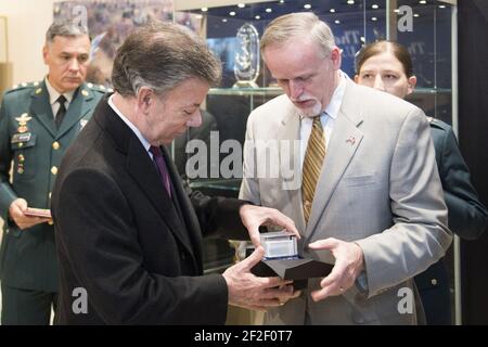 Der Präsident Kolumbiens legt einen Kranz am Grab des unbekannten Soldaten auf dem Nationalfriedhof von Arlington (24724516831). Stockfoto