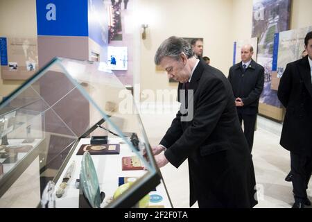 Der Präsident Kolumbiens legt einen Kranz am Grab des unbekannten Soldaten auf dem Nationalfriedhof von Arlington (24522465410). Stockfoto