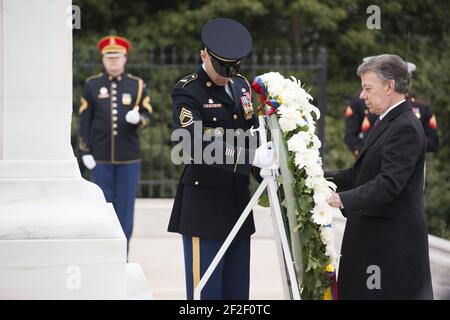 Der Präsident Kolumbiens legt einen Kranz am Grab des unbekannten Soldaten auf dem Nationalfriedhof von Arlington (24189822994). Stockfoto