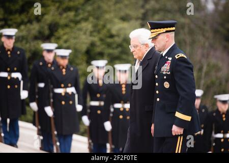 Der italienische Präsident legt einen Kranz am Grab des unbekannten Soldaten auf dem Nationalfriedhof von Arlington (24511885079). Stockfoto