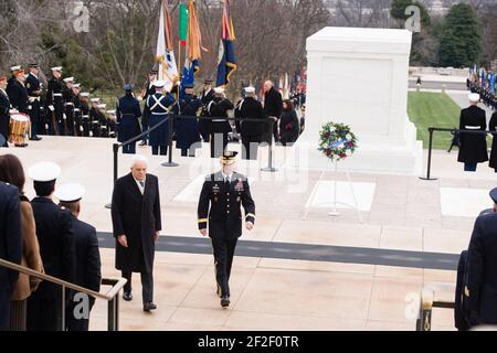 Der italienische Präsident legt einen Kranz am Grab des unbekannten Soldaten auf dem Nationalfriedhof von Arlington (24252624483). Stockfoto