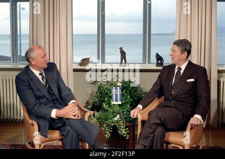 Präsident Reagan trifft sich mit dem sowjetischen Generalsekretär Gorbatschow im Hofdi-Haus während des Island-Gipfels in Reykjavik. Stockfoto