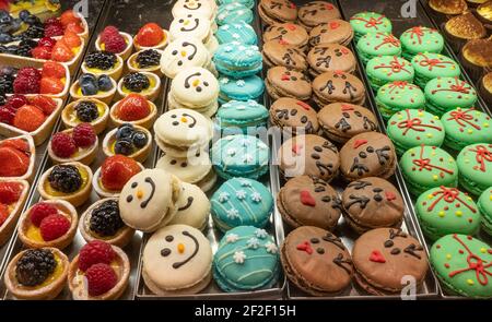 Fruchtgebäck und bunte Macarons in Konditoreien Stockfoto