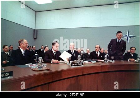 Präsident Richard Nixon bei einem Treffen in der Kammer des Rates am Sitz der NATO in Brüssel, Belgien. Stockfoto