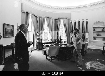 Präsident Richard Nixon und Sonderassistent Stephen Bull im Oval Office des Weißen Hauses. Stockfoto