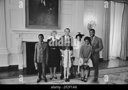 Präsident Richard Nixon und Pat Nixon mit World Heavyweight Boxing Champion Joe Frazier und Familie. Stockfoto