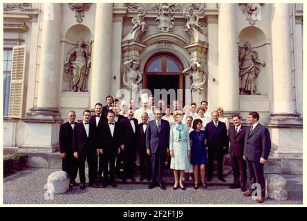 Präsident Richard Nixon, First Lady Pat Nixon und Mitarbeiter des Wilanów-Palastes in Warschau, Polen. Stockfoto