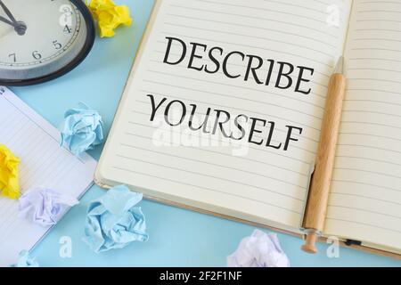Beschreiben Sie sich selbst in Notizbuch, Geschäftskonzept, geschriebenen Text. Stockfoto