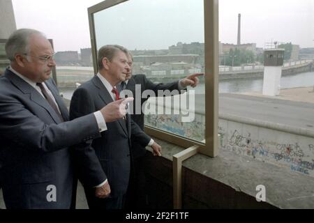 Präsident Ronald Reagan und Bundeskanzler Helmut Kohl an der Berliner Mauer. Stockfoto