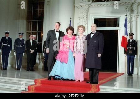 Präsident Ronald Reagan und Nancy Reagan begrüßen Präsident Francois Mitterrand und Danielle Mitterrand aus Frankreich zum Staatsessen im nördlichen Portikus des Weißen Hauses. Stockfoto