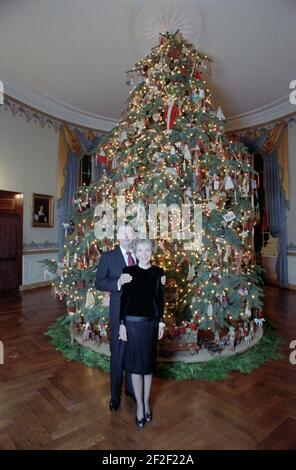 Präsident Ronald Reagan und Nancy Reagan posieren für Fotos mit dem Weihnachtsbaum des Weißen Hauses im Blauen Raum. Stockfoto