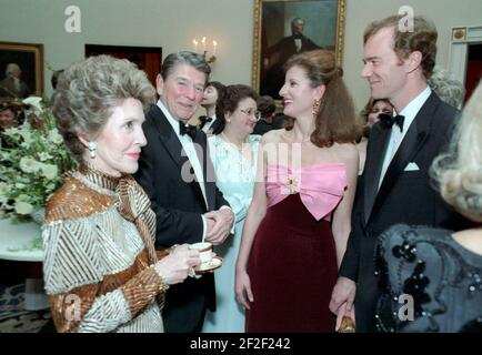 Präsident Ronald Reagan und Nancy Reagan im Gespräch mit Ariana Huffington und Mike Huffington. Stockfoto