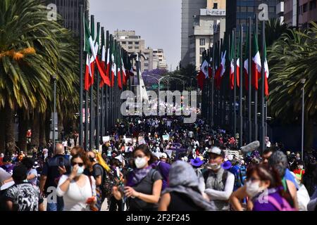 MEXIKO-STADT, MEXIKO - 8. MÄRZ: Hunderte von Frauen nehmen an einer Demonstration zum Internationalen Frauentag Teil und fordern die Beseitigung von Gewalt und Geschlecht auf der Reforma Avenue am 8. März 2021 in Mexiko-Stadt, Mexiko Stockfoto