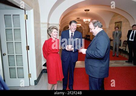 Präsident Ronald Reagan und Nancy Reagan im Gespräch mit James Brady. Stockfoto