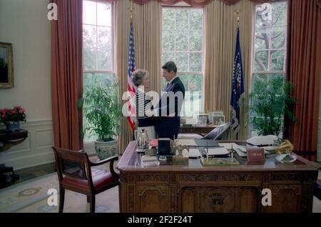 Präsident Ronald Reagan und Nancy Reagan im Oval Office. Stockfoto