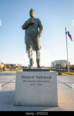 Statue von Franjo Tudjman, dem ersten kroatischen Präsidenten auf der Hochebene der Universitätswiese innerhalb des Zagreber Brunnens am Eingang des Zentins Stockfoto