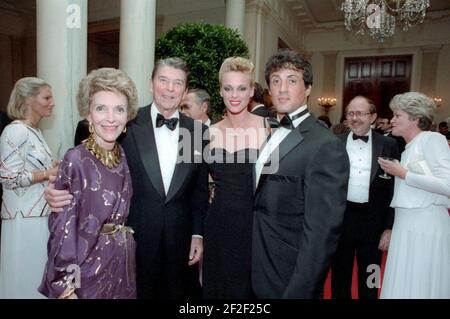 Präsident Ronald Reagan und Nancy Reagan posieren mit Sylvester Stallone und Brigitte Nielsen. Stockfoto