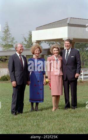 Präsident Ronald Reagan und Nancy Reagan mit dem ehemaligen Präsidenten Jimmy Carter und Rosalynn Carter. Stockfoto