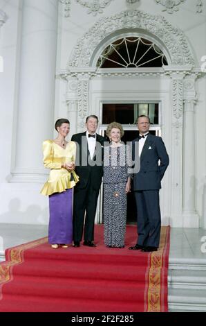 Präsident Ronald Reagan und Nancy Reagan mit König Carl XVI Gustaf von Schweden und Königin Silvia. Stockfoto