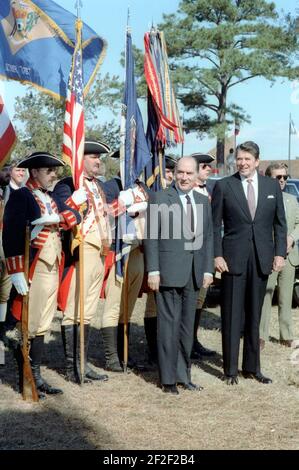 Präsident Ronald Reagan und Präsident Francois Mitterrand von Frankreich bei der Schlacht von Yorktown zweihundertjährigen Feier in Virginia. Stockfoto