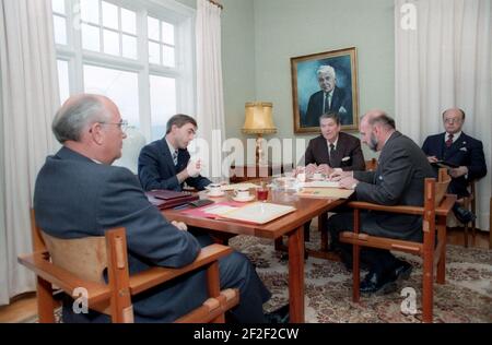 Präsident Ronald Reagan und der sowjetische Generalsekretär Michail Gorbatschow treffen sich im Hofdi-Haus während des Island-Gipfels in Reykjavik. Stockfoto