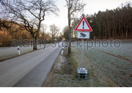 Ein Warnschild im quadratischen Format, das die Fahrer des benachrichtigt Tatsache, dass Laichzeit ist angekommen und langsam fahren Auf Landstraßen in Deutschland Stockfoto