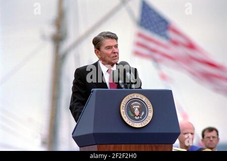 Präsident Ronald Reagan nimmt an der Abschlussfeier der United States Coast Guard Academy Teil. Stockfoto