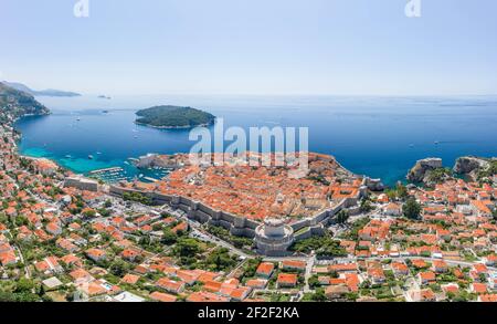 Luftdrohnenaufnahme von Otok Lokrum in der Nähe der Adria Dubrovnik Altstadt in Kroatien Sommermittags Stockfoto