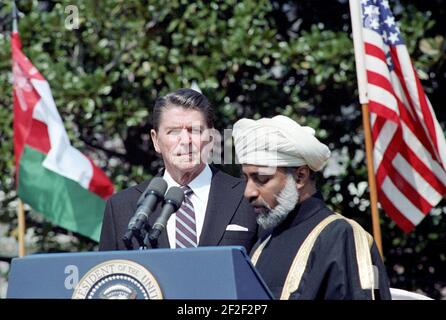 Präsident Ronald Reagan während der Ankunftszeremonie für Sultan Qaboos bin Said des Sultanats von Oman. Stockfoto