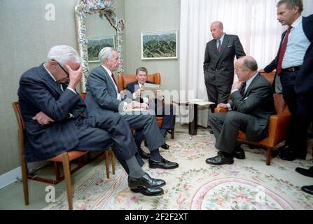 Präsident Ronald Reagan bei einem Mitarbeitergespräch mit Ken Adelman, George Shultz, Donald Regan, Paul Nitze, Max Kampelman, Und John Poindexter. Stockfoto