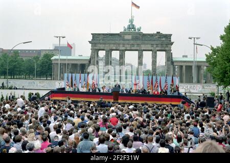 Präsident Ronald Reagan bei seiner Rede zur Berliner Mauer am Brandenburger Tor. Stockfoto
