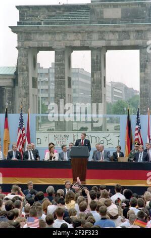 Präsident Ronald Reagan bei seiner Rede zur Berliner Mauer am Brandenburger Tor in West-Berlin. Stockfoto