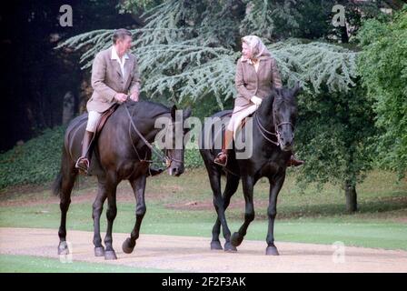 Präsident Ronald Reagan reitet mit Königin Elizabeth II. Während des Besuchs im Schloss Windsor. Stockfoto