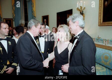 Präsident Ronald Reagan im Gespräch mit Barbara Eden. Stockfoto