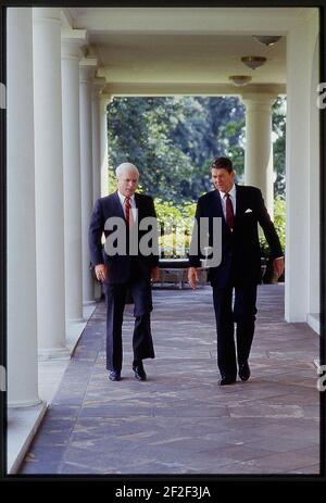 Präsident Ronald Reagan beim Gehen und im Gespräch mit dem republikanischen Senator John McCain von Arizona. Stockfoto