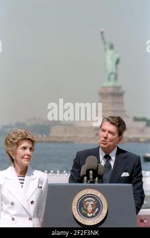 Präsident Ronald Reagan mit Nancy Reagan Rede auf der 100. Jahrestag der Freiheitsstatue Governor's Island New York. Stockfoto