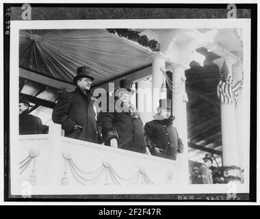 Präsident Taft wird hier mit Edward F. Stallwagon fotografiert (d.h. Edward J. Stellwagen), Chef des Antrittsausschusses, und mit Vizepräsident James S. Sherman-EIN schwerer Schneesturm Stockfoto