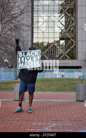 Washington, USA. März 2021, 11th. Ein Protestor ist außerhalb des Hennepin County Gerichtsgebäude in Minneapolis, Minnesota, die Vereinigten Staaten, 11. März 2021 gesehen. Eine dritte-Grad-Mordanladung gegen den ehemaligen Minneapolis-Polizeibeamten Derek Chauvin, der George Floyd letztes Jahr tötete, wurde am Donnerstag wieder eingesetzt, da das Startdatum der Studie sich näherte. UM MIT "US-Richter wieder dritten Grades Mordes Anklage gegen ehemaligen Polizisten, der Floyd getötet gehen" Kredit: Matthew McIntosh/Xinhua/Alamy Live News Stockfoto