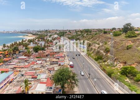 Luanda / Angola - 12/07/2020: Luftaufnahme an der Samba Straße in der Innenstadt von Luanda mit Straßen, Fahrzeugen und Gebäuden Stockfoto