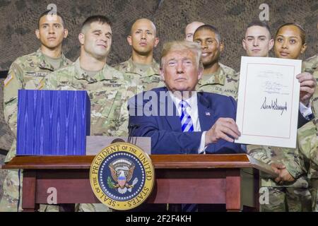 Präsident Trump besucht die Bergdivision 10th (LI), um NDAA 004 zu unterzeichnen. Stockfoto