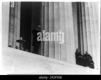 Präsident Warren G. Harding machen Rede von der Oberseite der Schritte bei der Einweihung des Lincoln Memorial Stockfoto