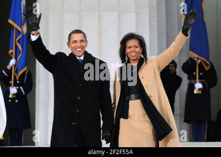 Der designierte Präsident Barack Obama und Michelle Obama winken der Menge zu, die am Lincoln Memorial in der National Mall in Washington, D.C. am 18. Januar 2009 versammelt war. Stockfoto