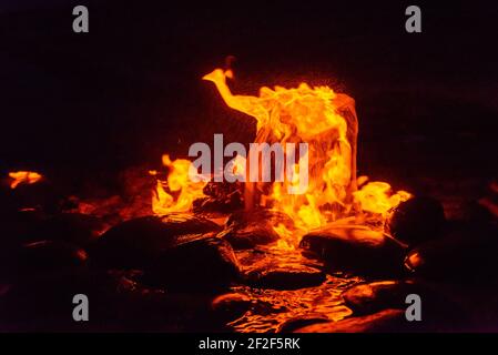 Quelle von Feuerwasser. Verbrennung von Methan im Wasser. Kaltes Feuer. Stockfoto