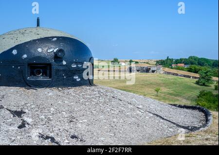 Nahaufnahme von Maschinengewehr und Aussichtsturm der Maginot-Linie Festung aus dem Weltkrieg 2 Periode. Oben gepanzerte unterirdische militärische Objekt. Stockfoto