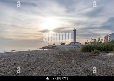 Malaga, Spanien. Oktober 9 202. Fast leerer Torrox Strand in der Nähe des Lightsouse bei Sonnenuntergang zum Zeitpunkt der Absperrung Stockfoto