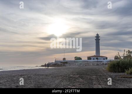 Malaga, Spanien. Oktober 9 202. Fast leerer Torrox Strand in der Nähe des Lightsouse bei Sonnenuntergang zum Zeitpunkt der Absperrung Stockfoto