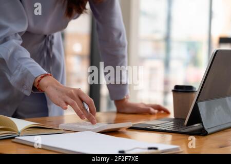 Geschäftsfrau arbeitet am Schreibtisch Büro mit einem Rechner, um die Zahlen zu berechnen, Finanzen Rechnungslegung Konzept. Stockfoto